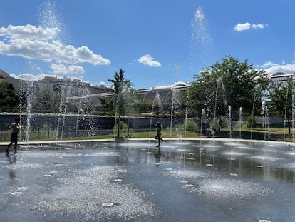 Un grupo de niños juegan en las 'playas' de Madrid Río, este viernes.