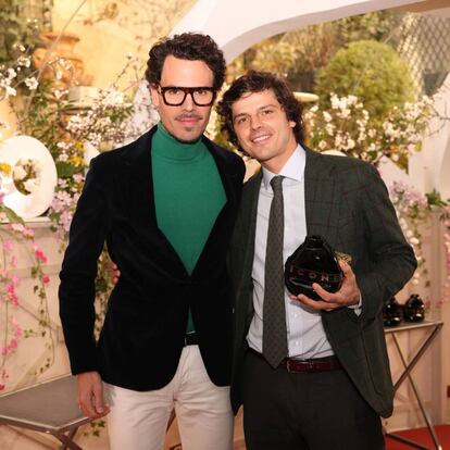 El diseñador Juan Avellaneda y Diego Ruiz Pita, Brand Manager de High-End Fragances de Estée Lauder, en la entrega del premio Perfume de Autor a Rose & Cuir de Éditions de Parfums Frédéric Malle.