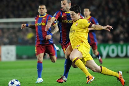 Mascherano disputa un balón con Nasri durante el partido ante el Arsenal en el Camp Nou.