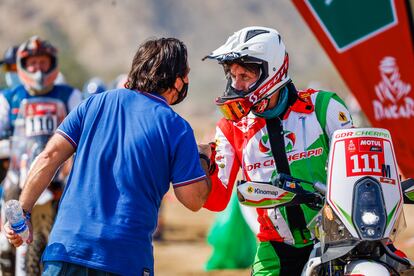 David Castera, director del Rally Dakar, saluda a Pierre Cherpin durante la celebración del podio de salida en Yedda el pasado día 2.