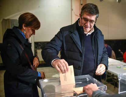 El candidato número uno del PSE-EE al Congreso por Bizkaia, Patxi López, y su mujer, la socialista Begoña Gil, votan este domingo en un colegio electoral de Portugalete (Bizkaia).