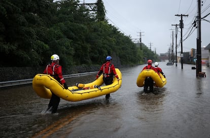 Personal de rescate utilizaba el viernes lanchas hinchables para revisar los edificios afectados por las lluvias en Mamaroneck. 