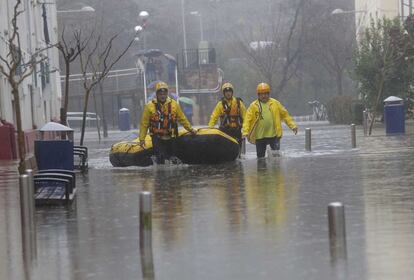 Las fuertes lluvias cadas en Gipuzkoa han desbordado el Urumea y causado importantes problemas en los barrios donostiarras de Martutene y  Txomin-Enea.