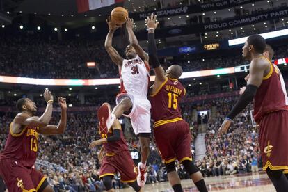 Terrence Ross, de los Raptors, sufre la falta de Marreese Speights, de los Cavaliers.