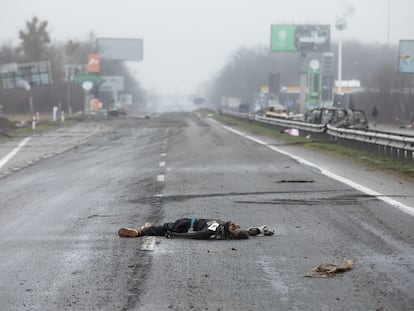 Un civil muerto en una autopista situada cerca de Bucha, a poco más de 20 kilómetros de Kiev (Ucrania).