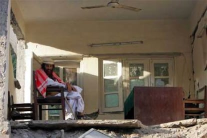 Un hombre de Cachemira permanece en una casa destruida de Muzaffarabad, en el área de la región bajo control paquistaní.