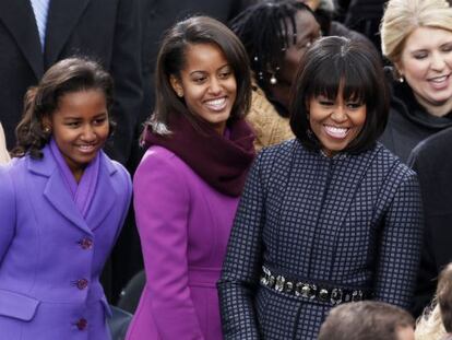 Michelle Obama, con sus dos hijas.