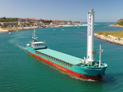La Naumon, el barco teatro itinerante, capitaneado por La Fura dels Baus, lleva en su cubierta una vela rígida automatizada, en febrero de 2021.