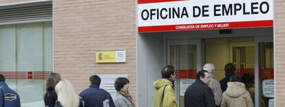 Un grupo de personas hacen cola en la entrada de una oficina de empleo de la Comunidad de Madrid. 