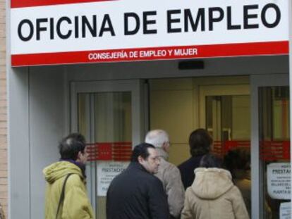 Un grupo de personas hacen cola en la entrada de una oficina de empleo de la Comunidad de Madrid. 