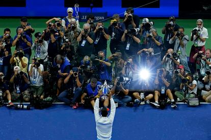 Djokovic posa ante los fotógrafos con el trofeo.