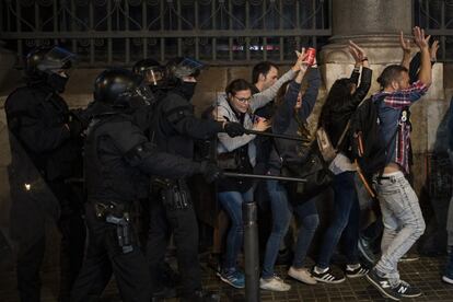 Los 'mossos' presionan a independentistas catalanes.