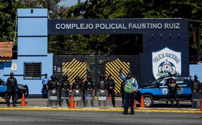 Agentes resguardan las instalaciones centrales de la Policía en Managua.