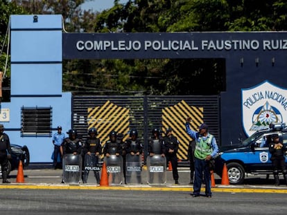 Agentes resguardan las instalaciones centrales de la Policía en Managua.