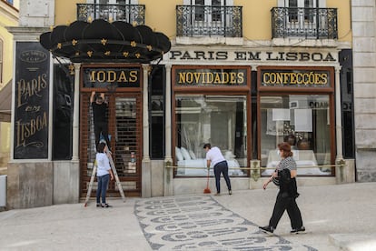 Apertura del comercio en la rua Garrett de Lisboa, tras el fin del estado de emergencia.