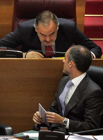 Francisco Camps consulta con González Pons, el jueves en las Cortes.