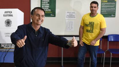 Jair Bolsonaro depois de votar no primeiro turno das eleições.