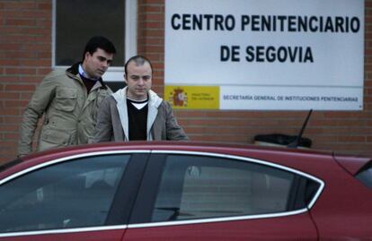 &Aacute;ngel Carromero (right) leaves the Segovia prison after he was granted his freedom by penitentiary officials.