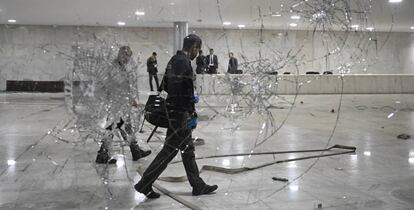 La policía revisa el domingo por la noche el daño en el palacio de Planalto, la sede del Poder Ejecutivo de Brasil.