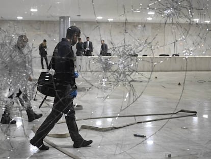 La policía revisa el domingo por la noche el daño en el palacio de Planalto, la sede del Poder Ejecutivo de Brasil.