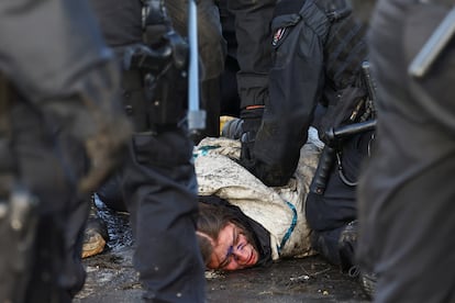 Una activista es detenida durante el desalojo en Lüetzerath, este miércoles. 