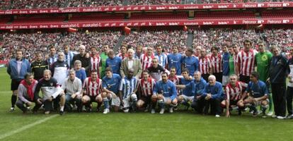 Los veteranos de ambos clubes posan en el cesped de San Mamés antes del inicio del encuentro.
