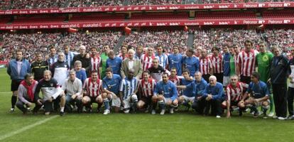 Los veteranos de ambos clubes posan en el cesped de San Mamés antes del inicio del encuentro. 