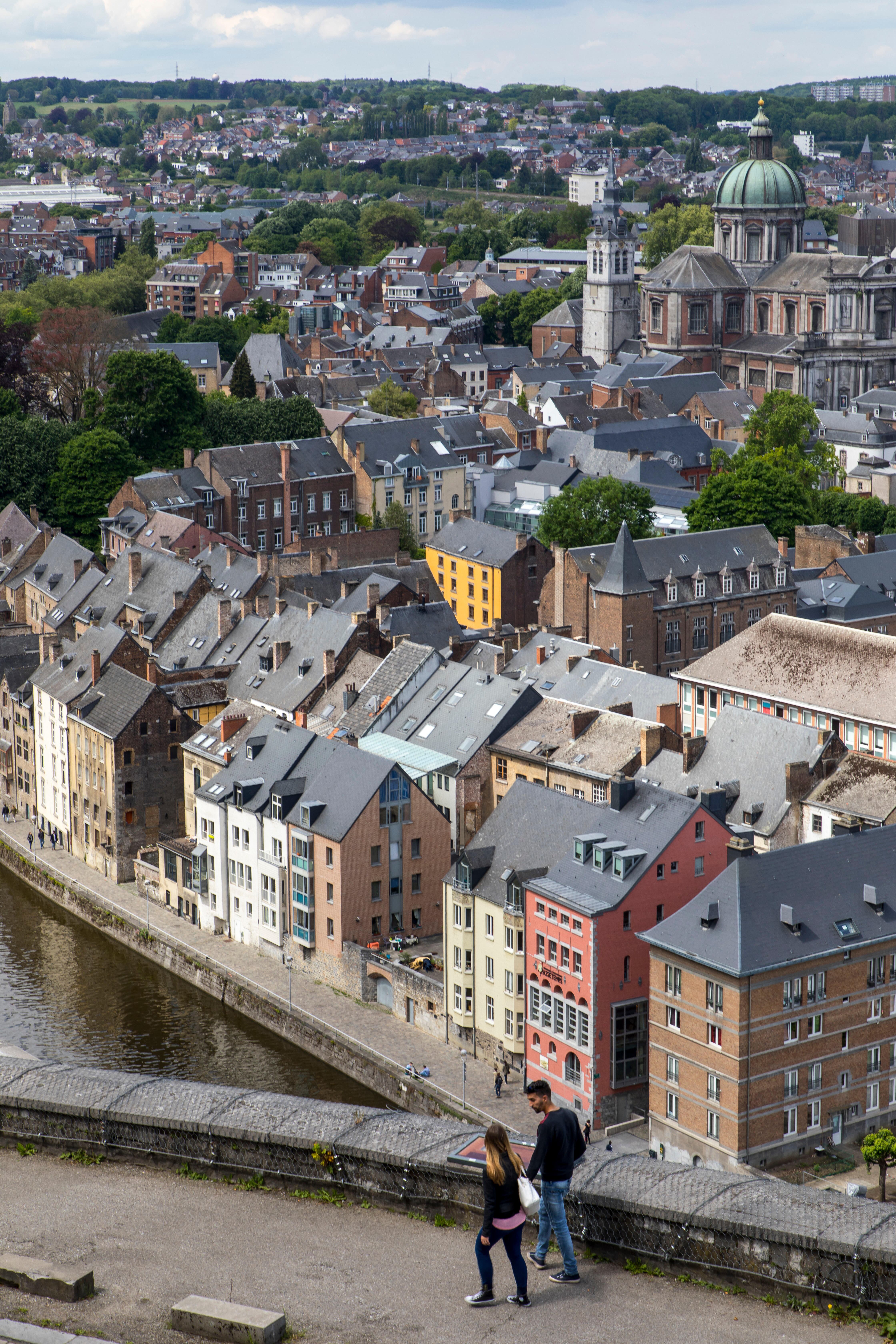 Entrada al centro de la ciudad belga de Namur por el puente que cruza el río Mosa. 