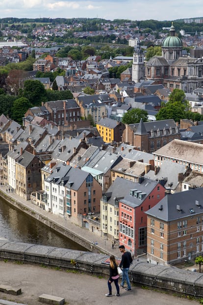 Entrada al centro de la ciudad belga de Namur por el puente que cruza el río Mosa.