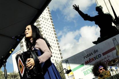 Julieta Venegas, durante un momento del concierto que ofreció ayer en la plaza de España.