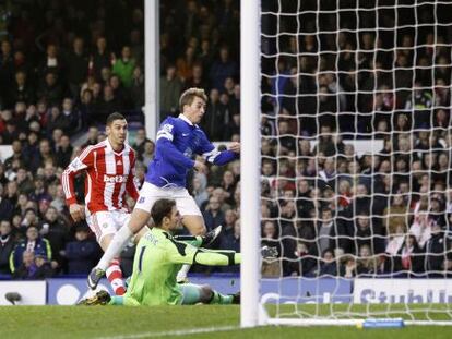 Deulofeu marca su gol al Stoke City.