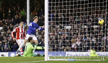 Deulofeu marca su gol al Stoke City.