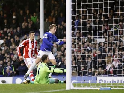 Deulofeu marca su gol al Stoke City.