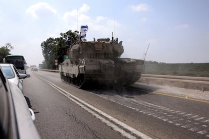 Un tanque israelí circula por una carretera en los alrededores de Sderot, en el Sur del país, cerca de la franja de Gaza.