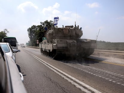 Un tanque israelí circula por una carretera en los alrededores de Sderot, en el Sur del país, cerca de la franja de Gaza.