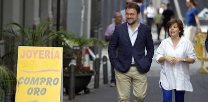 La candidata a presidir el PP Soraya Saénz de Santamaría charla con el presidente de la formación en Canarias, Asier Antona, este jueves en Tenerife.