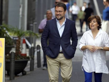 La candidata a presidir el PP Soraya Saénz de Santamaría charla con el presidente de la formación en Canarias, Asier Antona, este jueves en  Tenerife.