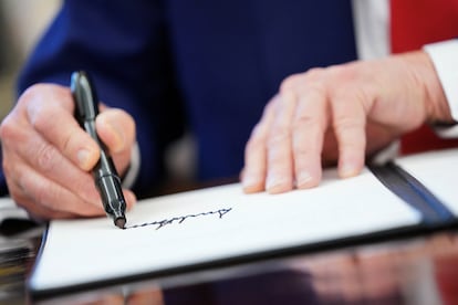 Donald Trump firma uno de sus decretos en el Despacho Oval de la Casa Blanca. 