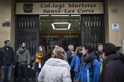 Famílies davant del centre de Maristes a Sants.