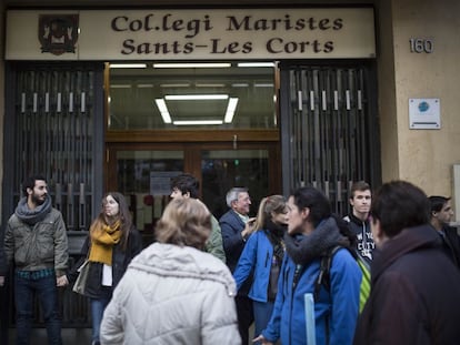 Famílies davant del centre de Maristes a Sants.