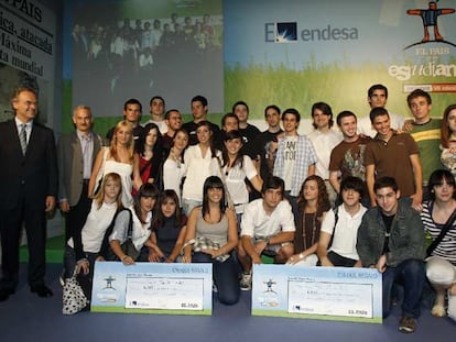 Profesores y alumnos del equipo del colegio Pío XII, de Valencia, junto al director general de EL PAÍS Pedro García Guillén (a la izquierda).
