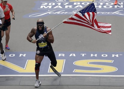 Jose Sanchez, de San Antonio, cruza la línea de meta en el 121º Maratón de Boston.