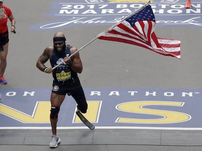 Jose Sanchez, de San Antonio, cruza la línea de meta en el 121º Maratón de Boston.