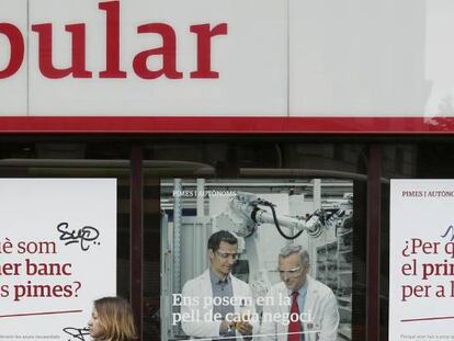 Una mujer pasa ante una oficina del Banco Popular en el Paseo de Gracia esquina con la calle Aragón de Barcelona. EFE/Archivo