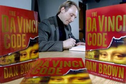 Dan Brown firma ejemplares de <i>El código Da Vinci</i> en Exeter en 2003.