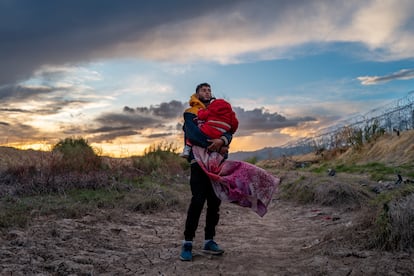 Jordan sostiene a su hija de 1 a?o mientras espera al grupo de migrantes con quienes cruzar a Estados Unidos desde Ciudad Jurez, en 2024.