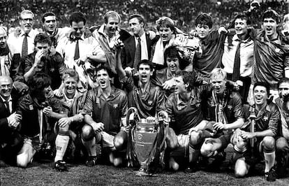 Plantilla y técnicos del Barcelona posan con la Copa de Europa conseguida tras vencer en la final al Sampdoria (1-0), en Wembley (Londres), en mayo de 1992.