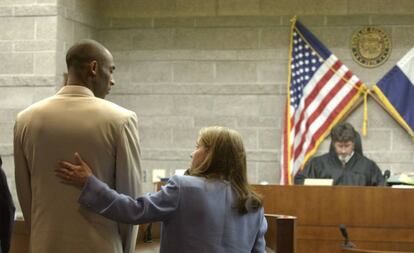 Kobe Bryant con su abogada Pamela Mackey durante la sesión en la que escuchó los cargos a los que se enfrentaba, la violación de una mujer de 19 años, el 6 de agosto de 2003 en Eagle (Colorado).