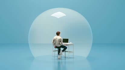 aislamiento Remote Worker in Transparent Bubble Office Concept