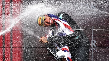 Lewis Hamilton celebra con champán en el podio del GP de Gran Bretaña.